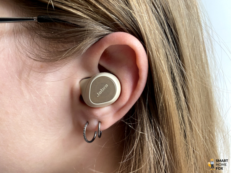 Hier siehst Du die Jabra Elite 7 Pro im Ohr